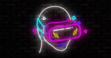 Retro neon pembe ve turkuaz insan kafası. Sanal gerçeklik maskesi, siyah arkaplanda sarı parıltılarla yanıp sönüyor. Dijital teknoloji ve eğlence konsepti dijital olarak oluşturuldu. 4k