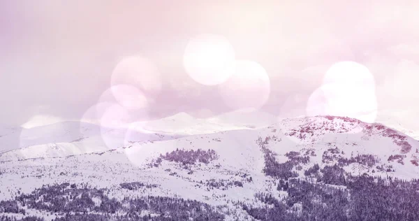 Изображение Пейзажа Зимних Пейзажей Светлыми Пятнами Гор Елок Покрытых Снегом — стоковое фото