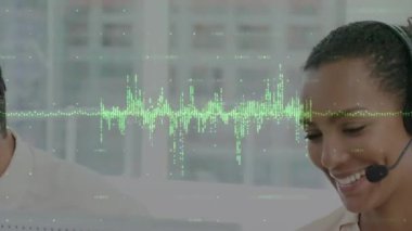 Telefon kulaklığı takan iş kadınının istatistik ve veri işleme animasyonu. iş, bağlantı, teknoloji ve dijital arayüz konsepti dijital olarak oluşturulmuş video.