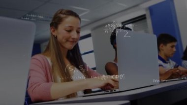 Bilgisayar kullanarak kız öğrenci üzerinden denklemlerin animasyonu. eğitim, veri işleme, bağlantı, teknoloji ve dijital arayüz kavramı dijital olarak oluşturulmuş video.