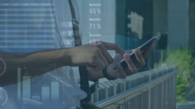 Akıllı telefon kullanan bir adamın istatistik ve finansal veri işleme animasyonu. küresel finansman, iş dünyası, dijital arayüz ve teknoloji konsepti dijital olarak oluşturulmuş video.