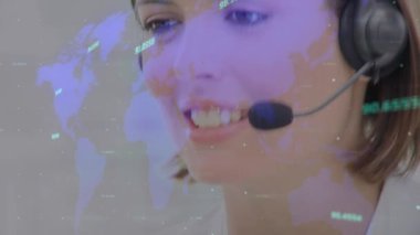 Telefon kulaklığı takan iş kadınının istatistik ve veri işleme animasyonu. iş, bağlantı, teknoloji ve dijital arayüz konsepti dijital olarak oluşturulmuş video.