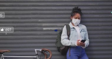 SMS animasyonu, akıllı telefon kullanan yüz maskeli kadın hakkında sosyal medya bildirimleriyle başlayın. covid 19 pandemik kavramı dijital olarak oluşturulan video sırasında küresel iletişim ve sosyal medya.