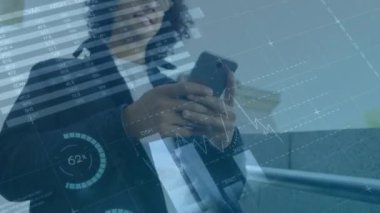 Akıllı telefon kullanan bir adamın istatistik ve finansal veri işleme animasyonu. küresel finansman, iş dünyası, dijital arayüz ve teknoloji konsepti dijital olarak oluşturulmuş video.