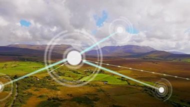 Manzara üzerindeki simgelerle bağlantılı ağların animasyonu. küresel bağlantılar, iş dünyası, dijital arayüz, teknoloji ve ağ konsepti dijital olarak oluşturulmuş video.