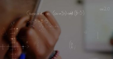 Matematiksel denklemlerin okul çocuklarının öğrenmesi üzerine animasyonu. küresel eğitim, teknoloji ve bağlantılar konsepti dijital olarak oluşturulmuş video.