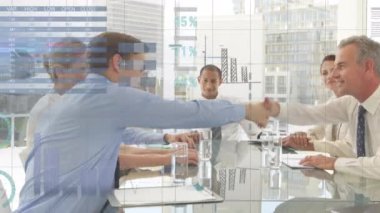 İş toplantısıyla ilgili istatistik ve veri işleme animasyonları. küresel iş, veri işleme, bağlantılar, teknoloji ve dijital arayüz kavramı dijital olarak oluşturulmuş video.