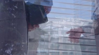 Şehir manzarası üzerinde el sıkışan iş adamlarının animasyonu. küresel iş, anlaşma, iletişim, iş, dijital arayüz, teknoloji ve ağ konsepti dijital olarak oluşturulmuş video.