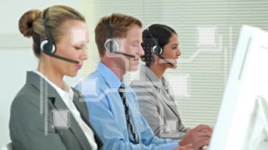Telefon kulaklığı takan iş adamlarının dijital arayüz ve veri işleme animasyonları. iş, bağlantı, teknoloji ve dijital arayüz konsepti dijital olarak oluşturulmuş video.