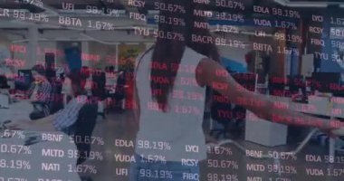 Ofisteki iş adamları üzerinde finansal veri işleme animasyonu. küresel iş, finans, veri işleme ve bağlantılar konsepti dijital olarak oluşturulmuş video.