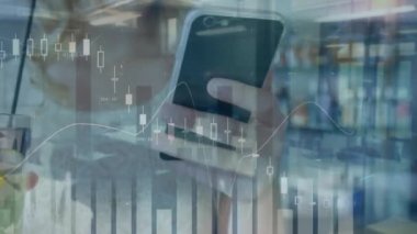 Akıllı telefon kullanan bir kadın hakkında istatistik ve finansal veri işleme animasyonu. küresel finansman, iş dünyası, dijital arayüz ve teknoloji konsepti dijital olarak oluşturulmuş video.