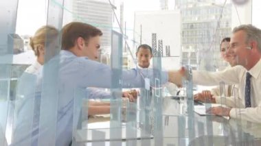 İş toplantısından sonra istatistik ve finansal veri işleme animasyonu. küresel iş, veri işleme, bağlantılar, teknoloji ve dijital arayüz kavramı dijital olarak oluşturulmuş video.