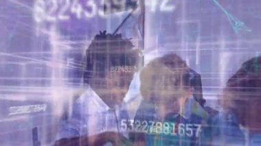 Elektronik cihazlar kullanarak okul çocuklarına karşı birden fazla değişen numara ve bağlantı ağı. küresel ağ ve eğitim teknolojisi kavramı