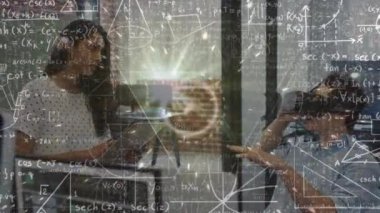 Ofiste VR kulaklık takan iş adamlarının denklemlerinin canlandırılması. küresel iş, bağlantılar ve veri işleme kavramı dijital olarak oluşturulmuş video.