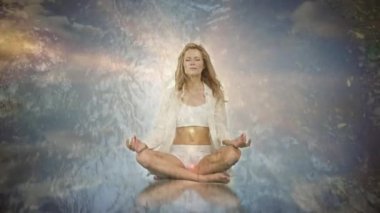 Arka planda ağaçlara karşı yoga yapan kadının parlayan ışığının canlandırması. Fitness, sağlıklı yaşam tarzı, refah ve doğa konsepti dijital olarak oluşturulmuş video.