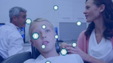 Dişçi koltuğundaki çocuk yerine ikonlarla olan bağlantı ağlarının animasyonu. küresel tıp, bağlantılar ve teknoloji konsepti dijital olarak oluşturulmuş video.