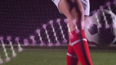 Futbolcu üzerinde dönen DNA ipliği olan dijital arayüzün animasyonu. Tıbbi araştırma teknolojisi ve spor konsepti dijital olarak üretilen animasyon.