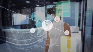 VR kulaklık takan iş kadınlarının ikonlarıyla olan bağlantılarının animasyonu. küresel ağlar, veri işleme, dijital arayüz ve teknoloji konsepti dijital olarak oluşturulmuş video.