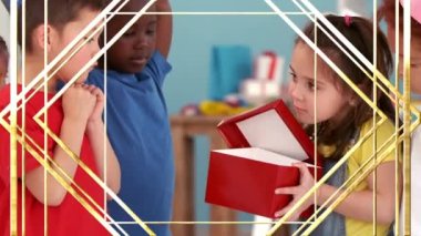 Doğum günü partisindeki çocuklar üzerinde altın desenli animasyon. parti, çocukluk ve kutlama konsepti dijital olarak oluşturulmuş video.