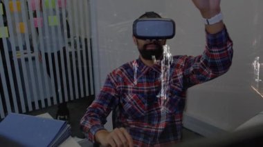 VR kulaklık takan adamın veri işleme animasyonu. küresel veri işleme, dijital arayüz ve dijital olarak oluşturulmuş video konsepti.