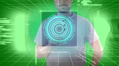 Sanal ekran ve şehir manzarası kullanarak insan üzerinde tarama yapmanın animasyonu. küresel teknoloji, veri işleme, bağlantılar ve dijital arayüz konsepti dijital olarak oluşturulmuş video.