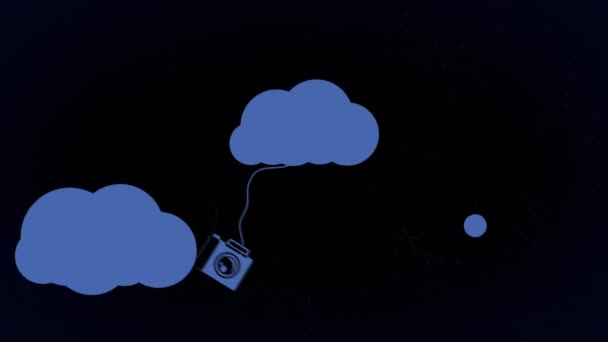 Animación Nubes Azules Con Iconos Medios Colgantes Sobre Fondo Negro — Vídeo de stock