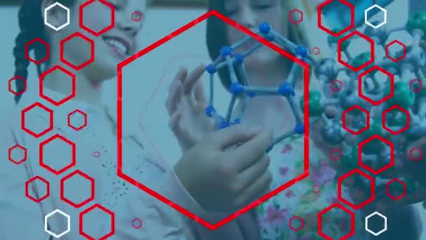 Abstract Hexagonale Vormen Tegen Blanke Jongen Die Moleculair Structuurmodel Aanraakt — Stockvideo