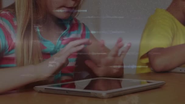 Animatie Van Scope Scanning Gegevensverwerking Meisje Met Behulp Van Tablet — Stockvideo