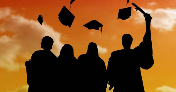 Composición Siluetas Estudiantes Graduados Batas Lanzando Gorras Contra Cielo Del — Foto de Stock