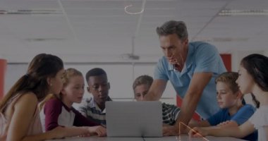 Matematiksel denklemlerin okul çocuklarının öğrenmesi üzerine animasyonu. küresel eğitim, teknoloji ve bağlantılar konsepti dijital olarak oluşturulmuş video.