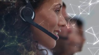 Telefon kulaklığı kullanarak iş kadını üzerinden bağlantı ağının animasyonu. küresel iletişim, iş dünyası, dijital arayüz, teknoloji ve ağ konsepti dijital olarak oluşturulmuş video.