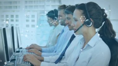 Dünya 'nın animasyonu ve telefon kulaklığı takan iş adamlarının bağlantıları. iş, bağlantı, teknoloji ve dijital arayüz konsepti dijital olarak oluşturulmuş video.