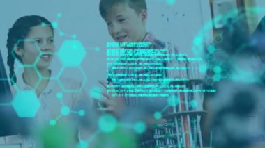 Laboratuvarda okuyan bir grup öğrenciye karşı kimyasal yapılar ve veri işleme. okul eğitimi ve teknoloji konsepti