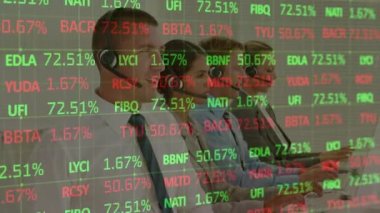 Telefon kulaklığı kullanan iş adamlarının finansal veri işleme animasyonları. küresel iletişim, iş dünyası, dijital arayüz, teknoloji ve ağ konsepti dijital olarak oluşturulmuş video.