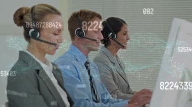 Telefon kulaklığı takan iş adamlarının bağlantı ağının animasyonu. ticari, ağ, bağlantılar, teknoloji ve dijital arayüz kavramı dijital olarak oluşturulmuş video.