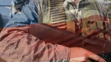 Eğitim kampında elinde silah tutan askere karşı Şili bayrağı sallamanın dijital bileşimi. asker ordusu ve vatanseverlik kavramı