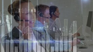 Telefon kulaklığı kullanan iş adamlarının istatistiklerinin animasyonu. küresel iletişim, iş dünyası, dijital arayüz, teknoloji ve ağ konsepti dijital olarak oluşturulmuş video.