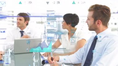 İş toplantısından sonra istatistik ve finansal veri işleme animasyonu. küresel iş, veri işleme, bağlantılar, teknoloji ve dijital arayüz kavramı dijital olarak oluşturulmuş video.