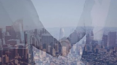 Şehir manzarası üzerinde el sıkışan iş adamlarının animasyonu. küresel iş, anlaşma, iletişim, iş, dijital arayüz, teknoloji ve ağ konsepti dijital olarak oluşturulmuş video.