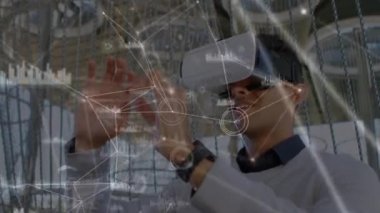 VR kulaklık takan adam üzerindeki bağlantı ağının animasyonu. küresel bağlantılar, veri işleme, dijital arayüz ve teknoloji konsepti dijital olarak oluşturulmuş video.