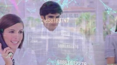 Bilgisayar ve telefon kullanan iş adamları üzerinden bağlantı ağlarının animasyonu. iş, bağlantı, teknoloji ve dijital arayüz konsepti dijital olarak oluşturulmuş video.