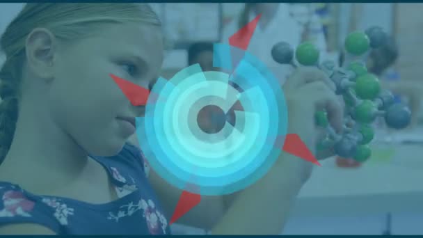 研究室で分子構造モデルに触れる白血病の少女に対する概要円形 学校教育と技術の概念 — ストック動画