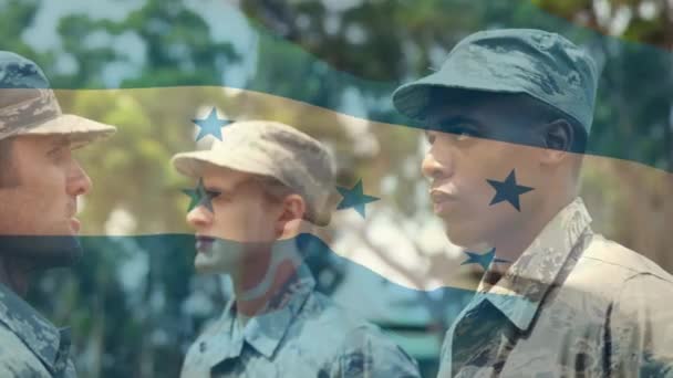 軍の軍曹を敬礼させる兵士に対してホンジュラス旗を振るデジタル構成 兵士の軍隊と愛国心の概念 — ストック動画