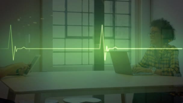 Animação Monitor Frequência Cardíaca Verde Brilhante Sobre Colegas Reunião Usando — Vídeo de Stock