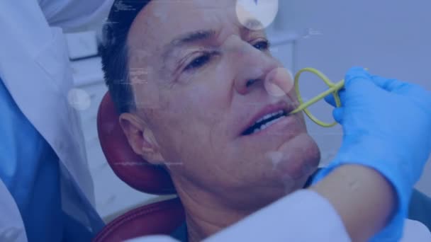 歯医者の椅子で人間に対するデータ処理のアニメーション 世界中の医療 テクノロジーの概念をデジタルで生成し — ストック動画