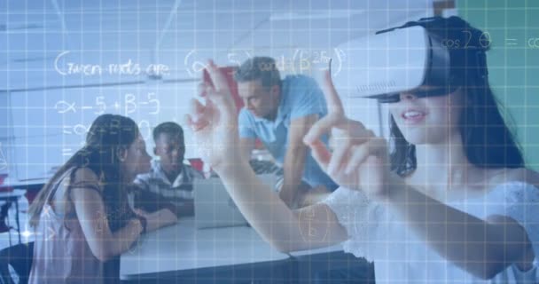 Animazione Equazioni Matematiche Sugli Scolari Utilizzando Cuffie Educazione Globale Tecnologia — Video Stock