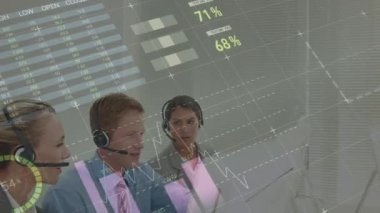 Telefon kulaklığı kullanan iş adamlarının istatistiklerinin animasyonu. küresel iletişim, iş dünyası, dijital arayüz, teknoloji ve ağ konsepti dijital olarak oluşturulmuş video.