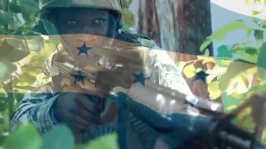 Eğitim kampında silahlı askerlere karşı Honduras bayrağı sallamanın dijital bileşimi. asker ordusu ve vatanseverlik kavramı