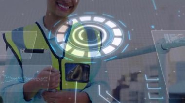 Kadın mühendis üzerinde tarama ve veri işleme animasyonu. küresel teknoloji, veri işleme, bağlantılar ve dijital arayüz konsepti dijital olarak oluşturulmuş video.