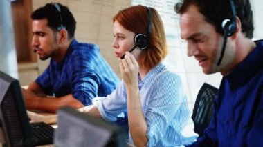 Telefon kulaklığı takan iş adamlarıyla ilgili istatistik ve veri işleme animasyonları. iş, bağlantı, teknoloji ve dijital arayüz konsepti dijital olarak oluşturulmuş video.